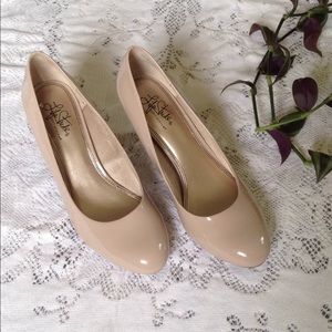 Life Stride Nude Heels Size 10 Wide